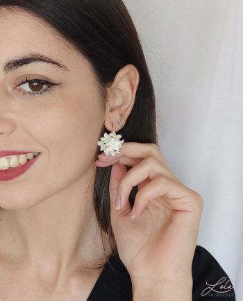 Pendiente jazmín en porcelana fría de artesanía Lola.