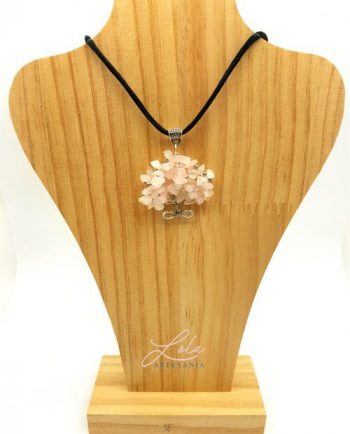 Collar de mujer realizado a mano con cuarzos en color rosa. Con un cordón de ceda en color negro de 40 cm. Hechos de forma artesanal. Regalo mujer