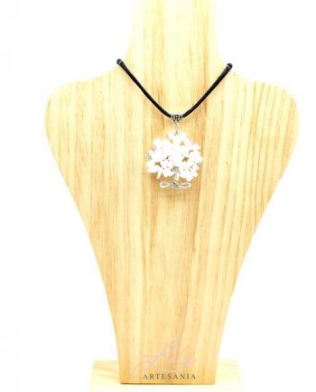 Colgante de cuarzo blanco de árbol de la vida. Un regalo ideal para la mujer de hoy.