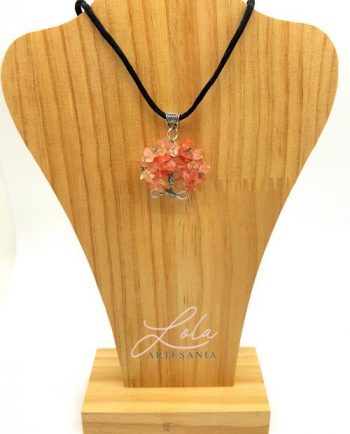 Collar de mujer realizado a mano con cuarzos en color rosa. Con un cordón de ceda en color negro de 40 cm