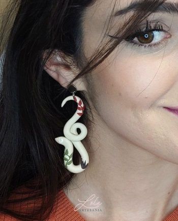Pendientes De Serpiente Beige con decoraciones florales