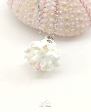 Colgante de Biznaga en plata hecho a mano en porcelana fría.