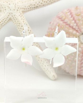 Pendiente Jazmín en Hilo de Plata realizado artesanalmente en porcelana fría.