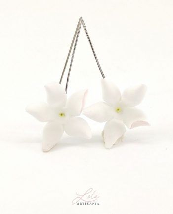 Pendiente de Jazmín en Porcelana fría hecho a mano por artesanía Lola