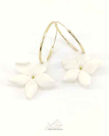 Pendiente de jazmín con aro en porcelana fría
