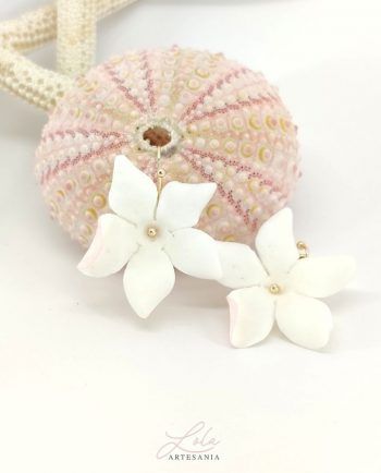 Pendiente Jazmín Hilo Baño Oro en porcelana fría.