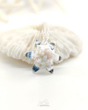 Collar Porcelana en Jazmín de Plata hecho a mano por artesanía Lola en porcelana fría