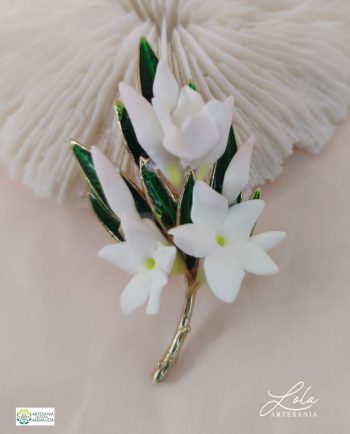 Broche Flor de Jazmín en porcelana hecho a mano por Artesanía Lola