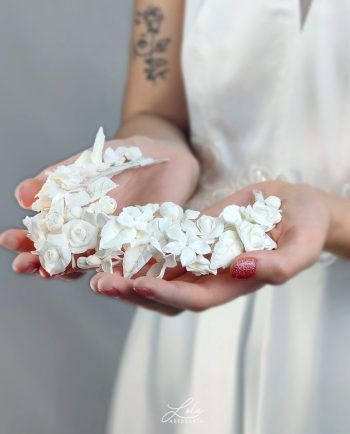 Tocado Moño Bajo realizado a mano por artesanía Lola. Si lo deseas de biznaga contacta con nosotros.