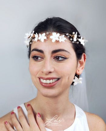 Tiara Dorada Flor de Porcelana hecho a mano por Artesanía Lola.