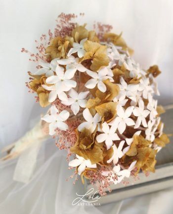 Ramo de Biznaga combinado con flor natural de hortensia. Artesanía Lola