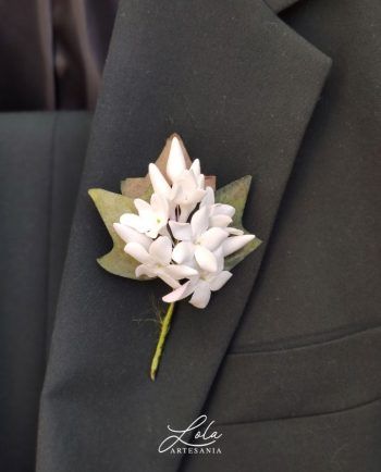 Prendido Novio Boda hecho en porcelana por Artesanía Lola