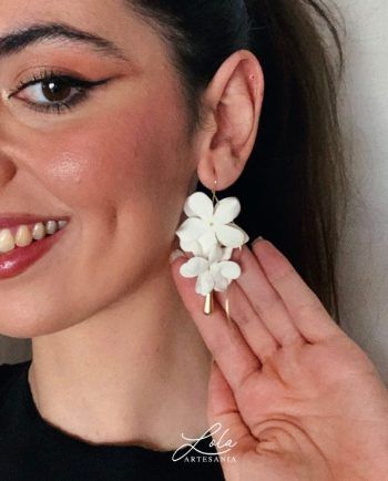 Pendientes jazmín en cascada realizados en porcelana fría.