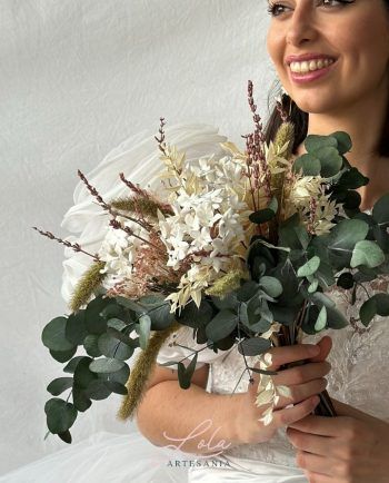 Ramo Novia de Biznagas combinado con flor preservada de artesanía Lola.