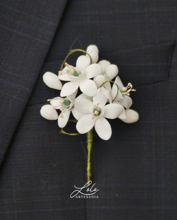 Prendido novio flor de azahar realizado en porcelana fría por artesanía Lola
